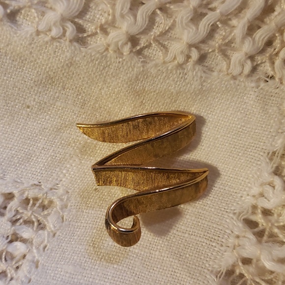 Two Gold-tone Letter W Pins Brooches - Picture 3 of 5